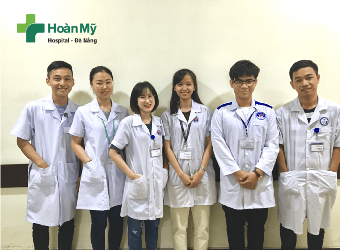 Sinh viên CLB Sinh viên Dược lâm sàng thực tập tại bệnh viện Hoàn Mỹ